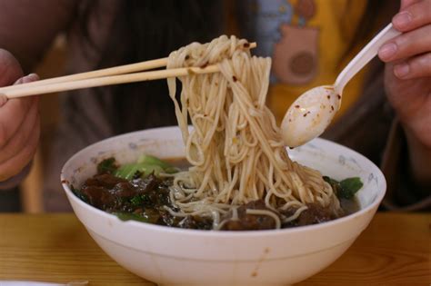  돼지고기와 면의 조화로운 만남! 쫄깃한 면에 고소함을 더하는 추저우 매운 돼지고기면은 왜 그렇게 인기가 많은 걸까요?