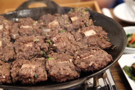  수천 뜨겁고 매콤한 떡갈비, 고추의 매운맛과 달콤함이 어우러져 잊지 못할 맛을 선사합니다!